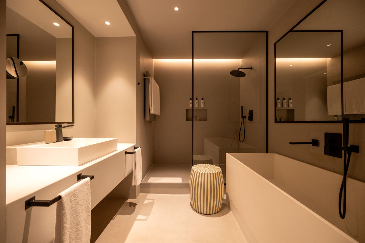 バスルームの広々とした浴槽とシャワーで旅の疲れを癒やしたい。