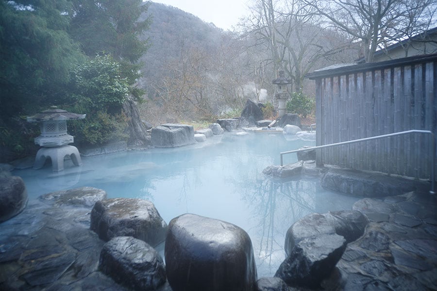 緑がかった温泉で、冬は白濁することもある｢長生の湯｣。冷えた冬の空気と硫黄の香りが、温泉好きの心をくすぐります。