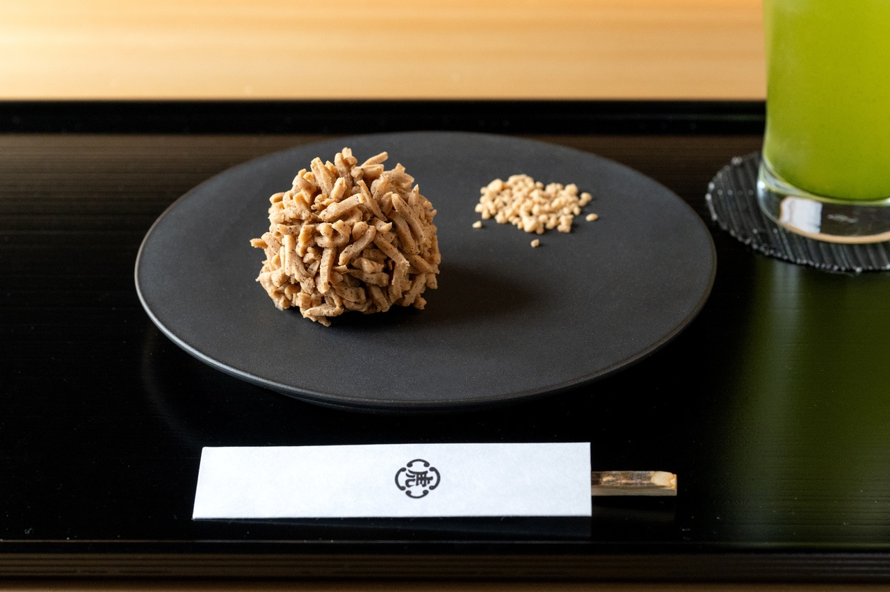 きんとん製「紅香織（こうこうおり）」。飲み物付き2,090円。5月15日（金）まで。