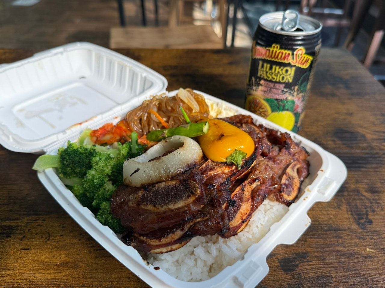 「Me BBQ」のカルビバーベキューのプレートランチ。