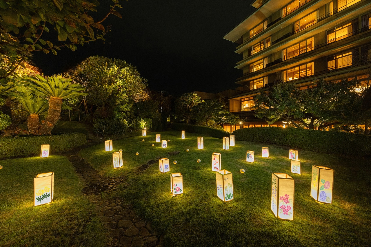 庭園に咲き誇る花と、「花暦行灯」を彩る消しゴムはんこ作品の花の両方を楽しむことできる。夜の庭園では、季節の花をイメージした和菓子と「花咲くお茶」が用意される。