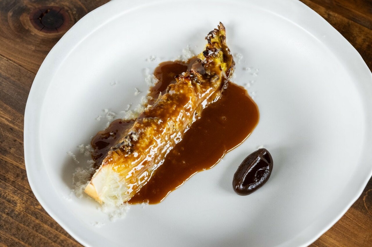 「雪下の白菜」。自家製黒にんにくのソース、黄色いワインといわれるヴァン・ジョーヌのソースを絡めて。