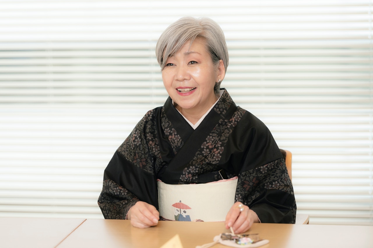 グレイヘアがとても似合うはづきさん、2020年のコロナ禍から染めるのをやめた。