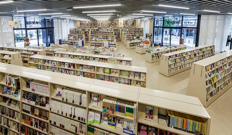 1階でまず目を引く「知の渓谷」　Ⓒ文藝春秋