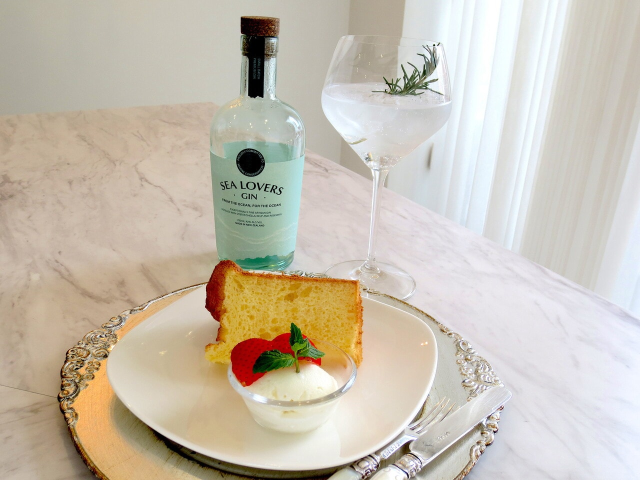シフォンケーキはジンとも好相性。ニュージーランドのジン「SEA LOVERS」1,500円。