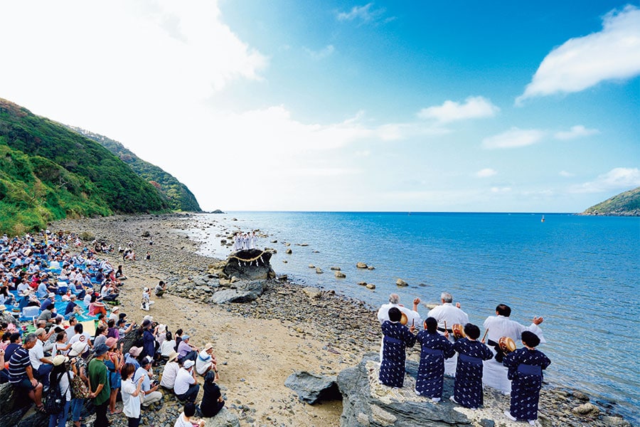 【奄美大島】旧暦8月初丙の日に行われる五穀豊穣を願う祭り「平瀬マンカイ」。