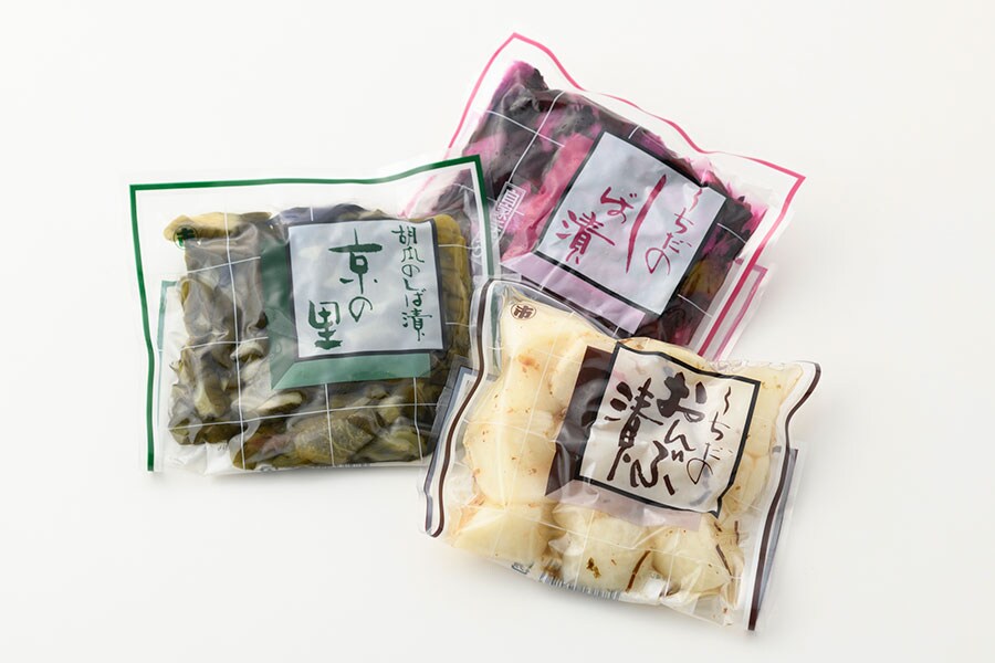 【錦市場】左から時計回りに：京の里 550円(120g)、しば漬 480円(140g)、おんぶ漬 450円(150g)／打田漬物