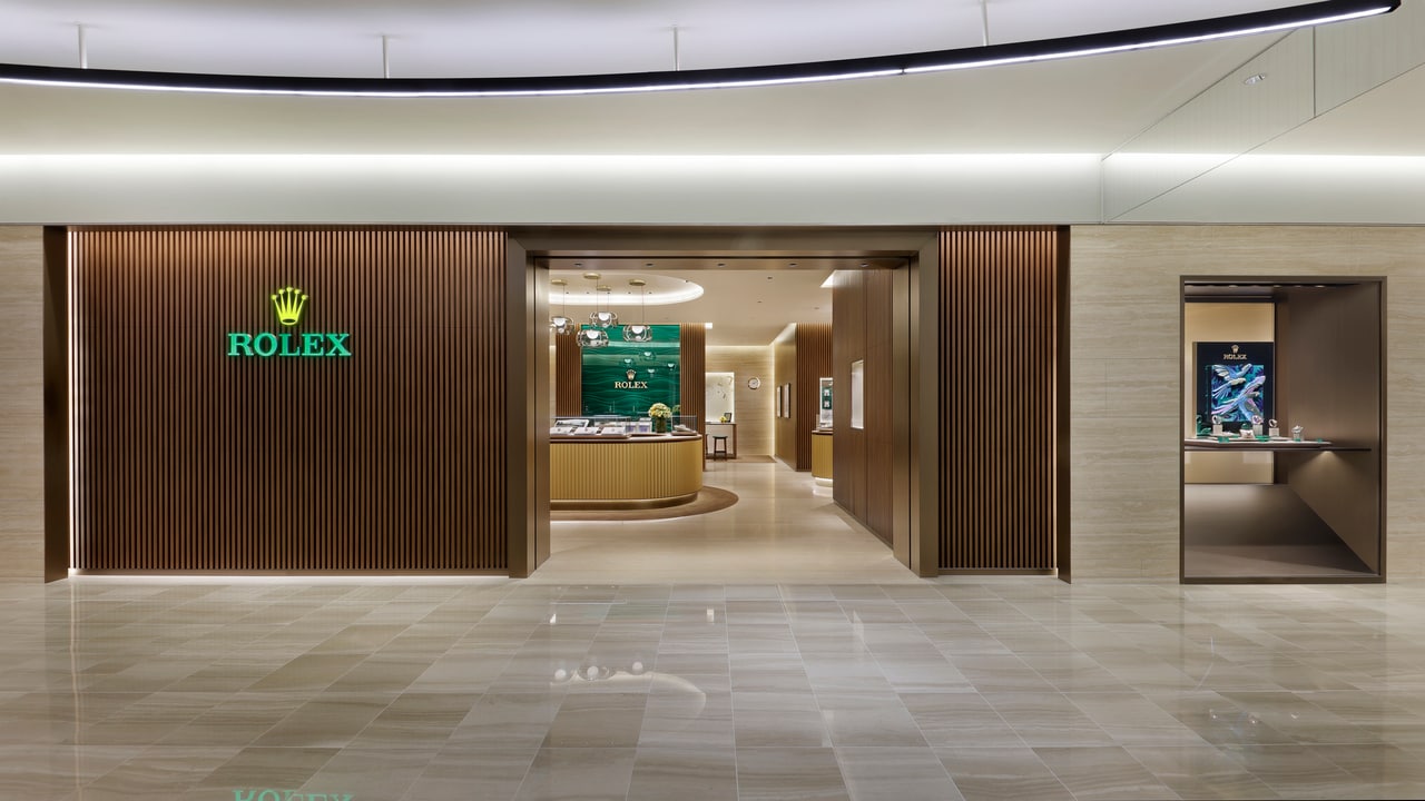 「新潟伊勢丹」1階に広々とした空間を用意する「ロレックス ブティック 伊勢丹新潟」。ウォールナットのエントランスに品格が漂う。
