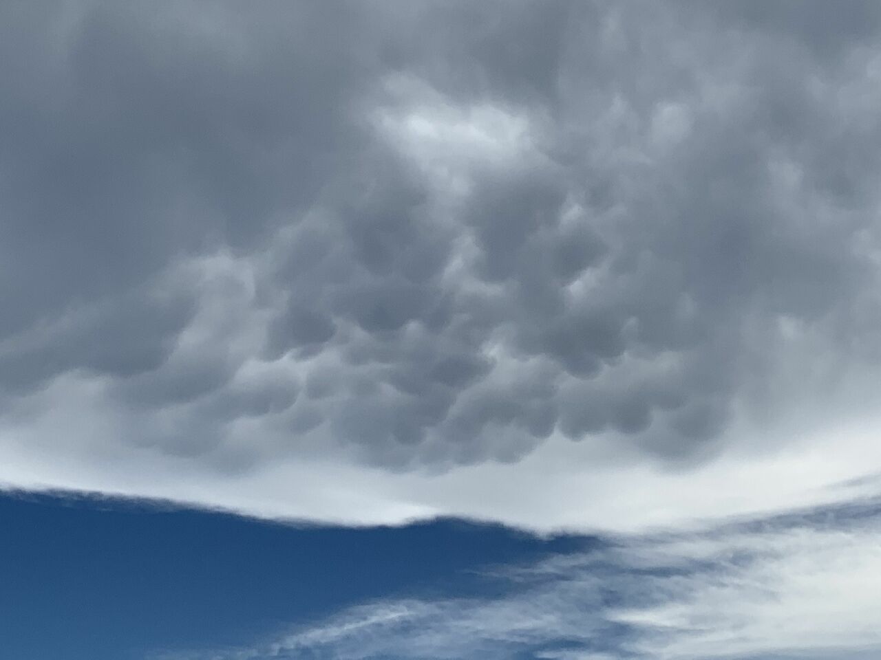 かなとこ雲の底にできた乳房雲