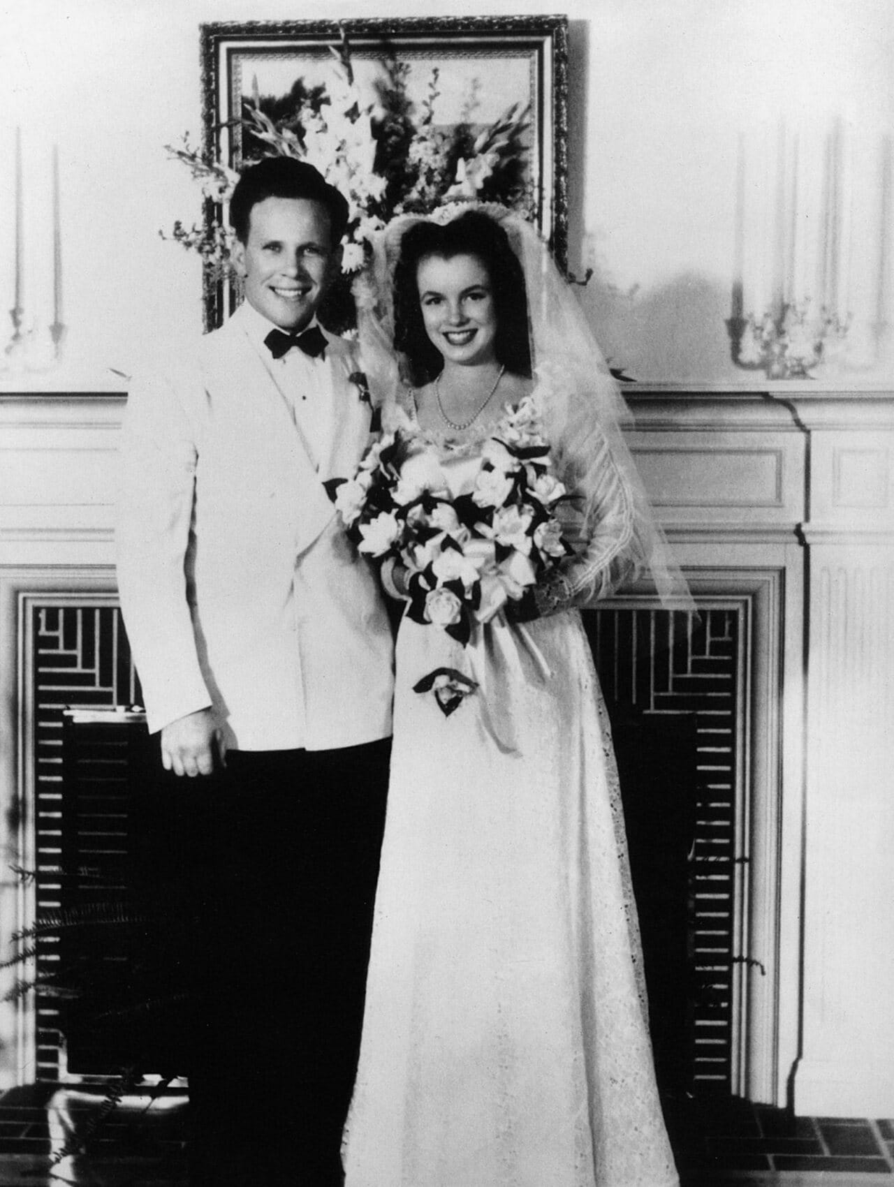 マリリン・モンローと最初の夫ジム・ドハティ。1942年に挙げた結婚式の記念写真。マリリンは当時16歳だった　©EPA＝時事