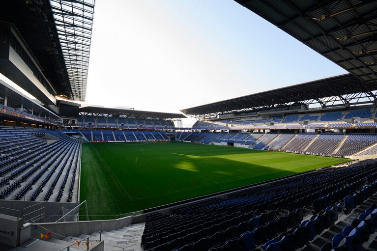 地元クラブの「V・ファーレン長崎」のホームスタジアム。最大約20,000人収容可能。