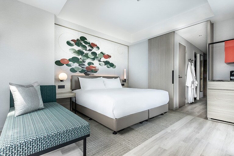 今年2023年にグランドオープンした「センタラグランドホテル大阪」の客室の一例、デラックスルーム。