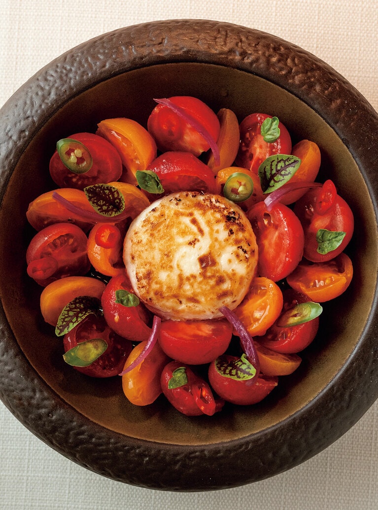 ローストした水牛ヨーグルトに色とりどりのチェリートマトをあしらった前菜 650トルコリラ。