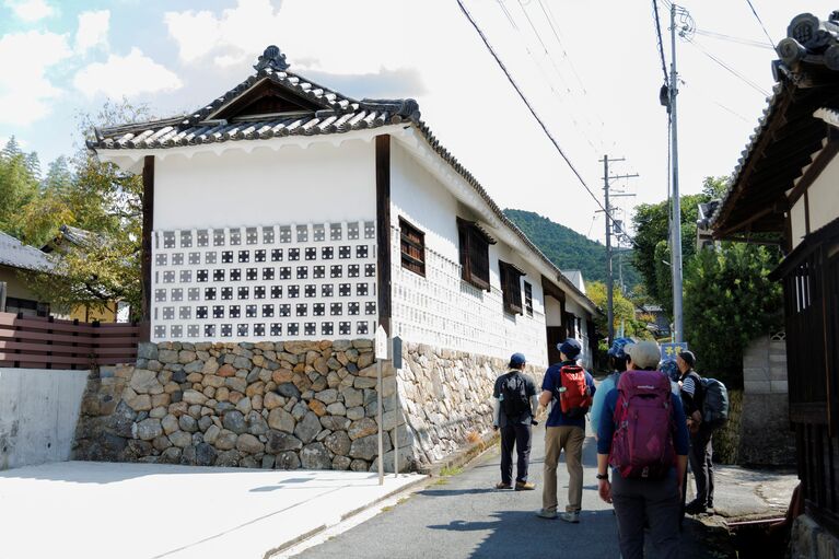 きれいに継承されてきた植村家長屋門。なかは東西それぞれ4部屋があるという。