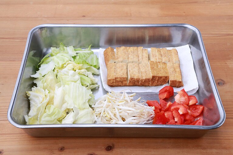 キャベツは食べやすい大きさに、厚揚げは縦半分に切ってから、厚さ2cmにスライスする。もやしはさっと熱湯を回しかけておく。