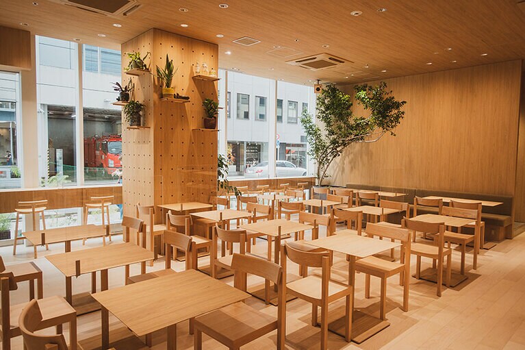 自然光がたっぷり差し込む屋外のような雰囲気で食事ができる。