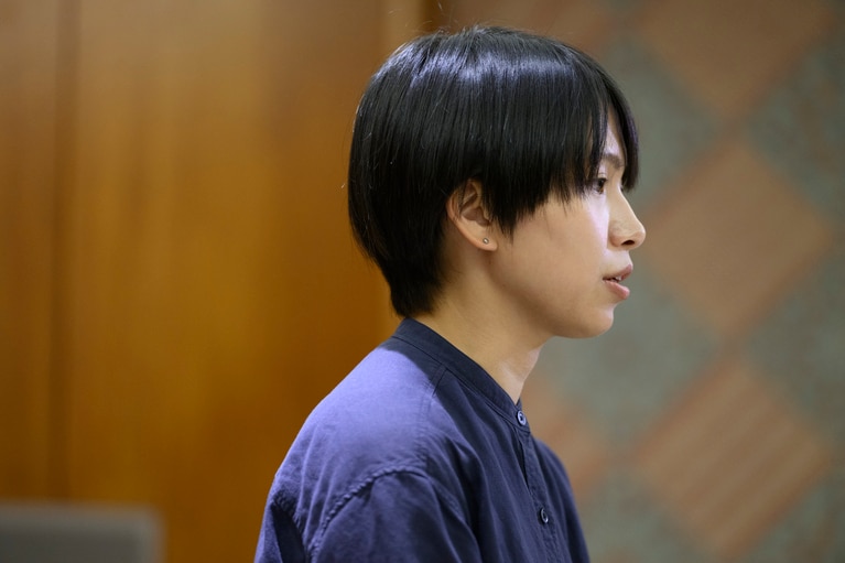 筆者が、永沢碧衣さんと出会ったのは、2017年10月のこと。横手市増田にある、麹屋が営む食事処「旬菜みそ茶屋くらを」で、店主の鈴木百合子さんや「横手経済新聞」（当時）の椿谷仁志さんと雑談していたところ、「いま横手市には、とてもすごい子がいるから紹介したい」と言われ、会うことに。当時は、上小阿仁村でのフィールドワークや、実家にあるアトリエでの制作の様子を撮影させてもらった。