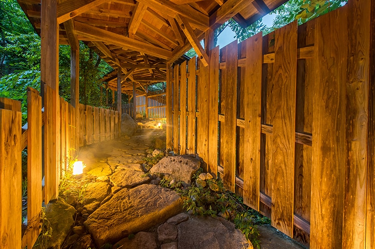 もずも［岐阜／平湯温泉］石畳を歩いて共同露天風呂へ。