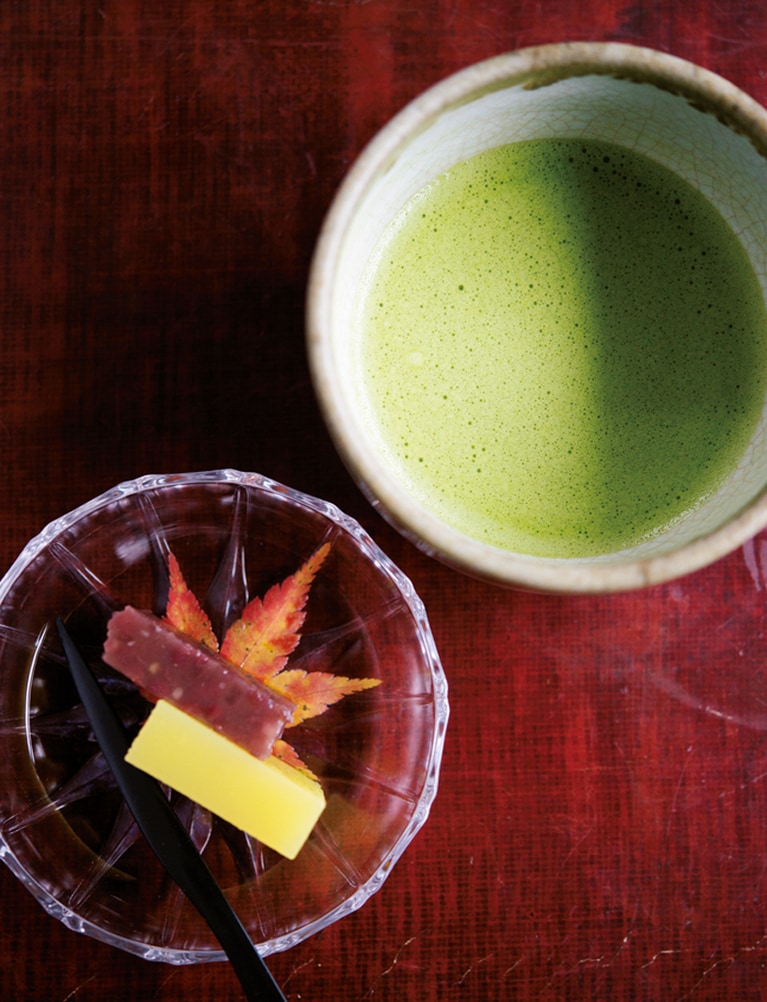 到着後に振る舞われる、板前手作りの羊羹と抹茶。