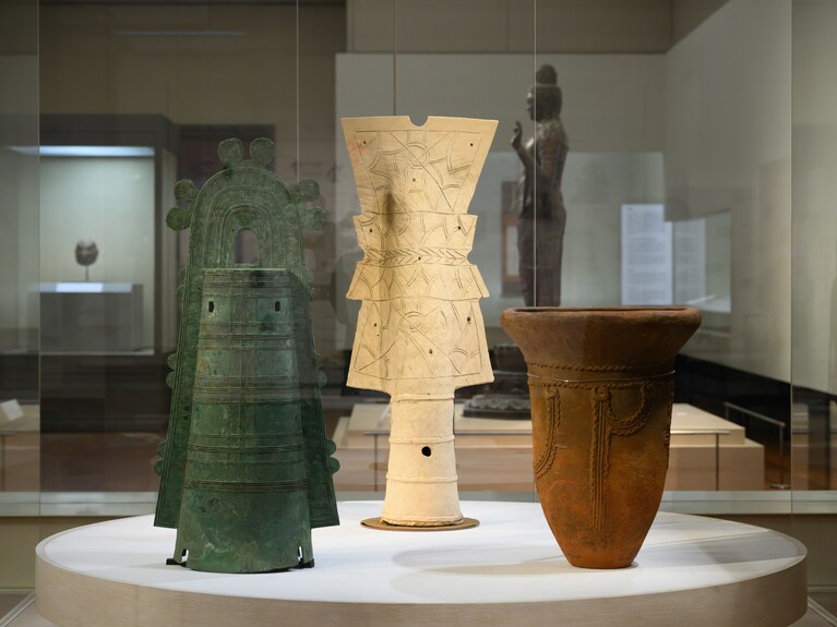 （写真左）袈裟襷文銅鐸 三重県伊賀市柏尾湯舟出土 弥生時代（後期）・1～3世紀 東京国立博物館蔵　展示期間：2025年6月29日（日）まで。