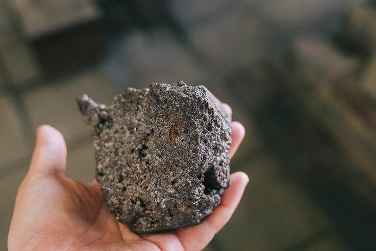 島根県の奥出雲で採掘される玉鋼（たまはがね）が上質な刀剣の原料となる。
