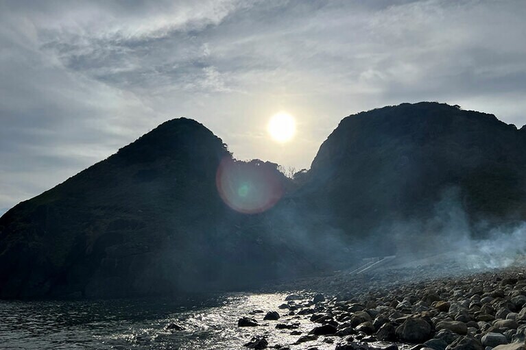 冬は山にかかって早めに落ちるサンセット。