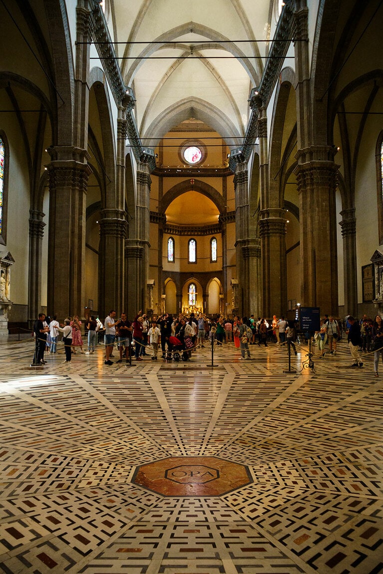 地下には、前身であるサンタ・レパラータ教会の遺構が眠っている。