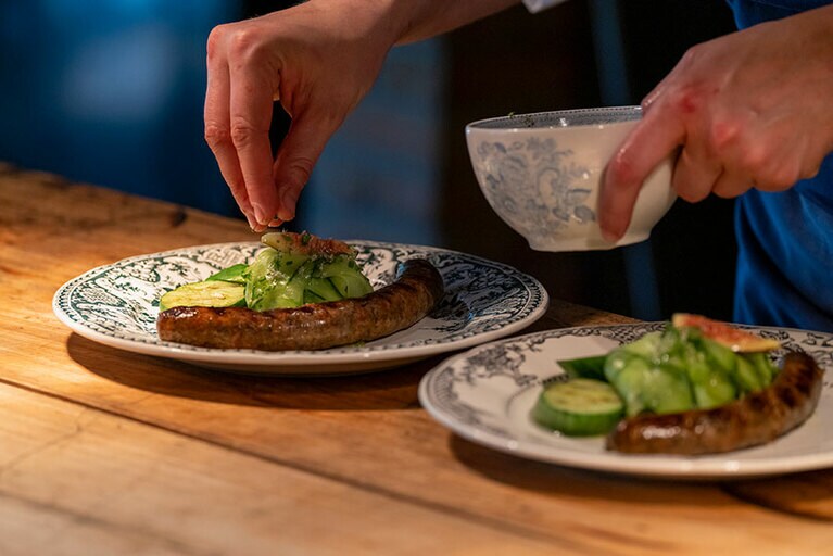 ビストロ「オクターヴ」の料理。仔牛ソーセージに、採れたばかりの瑞々しいきゅうりをグリルしたものと桃を添えた。