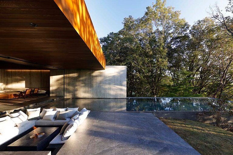 ゆったりと寛ぎながら、自然を満喫できる広いテラス。©KOZO TAKAYAMA