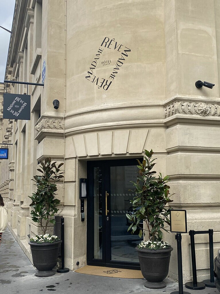 壁に切手が貼られているかのような小さなエントランスが目印。