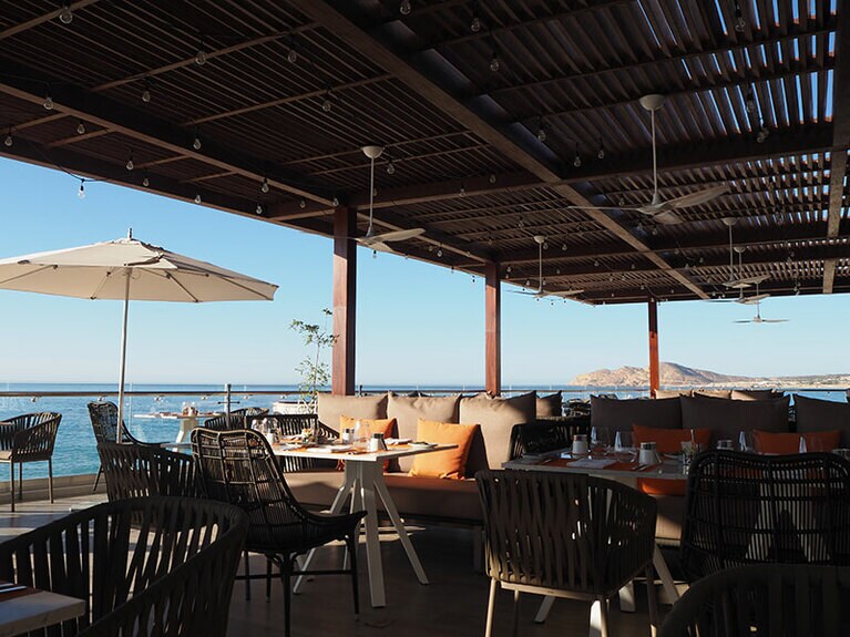 「ル ブラン」のレストランで、波の音を聞きながらの贅沢な朝食時間。