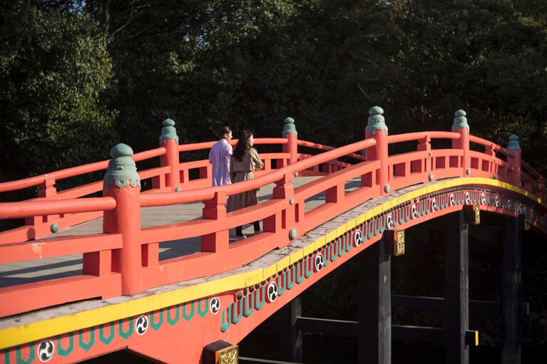 神域へと通じる朱塗の橋を渡って宇佐神宮本殿へ。