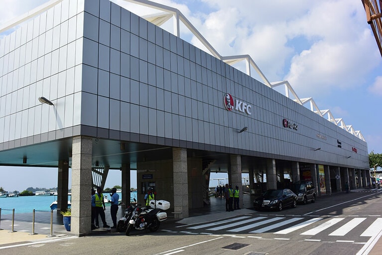 ヴェラナ国際空港から出たら、立派な建物が。かつてはスピードボートが連なる桟橋だった場所です。