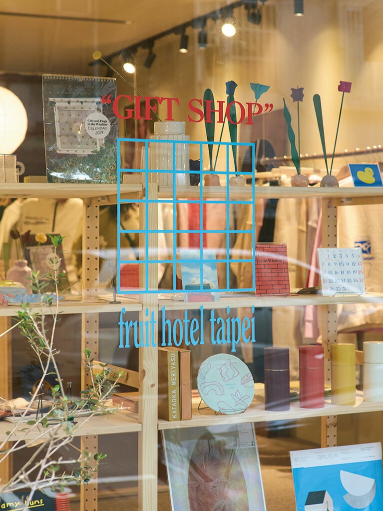 店内へは靴を脱いで入る。