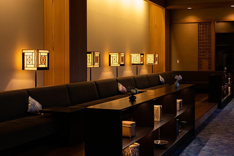 鹿沼組子、日光彫、益子焼、大田原の竹籠などの伝統工芸を巧みに取り込んだ空間演出。