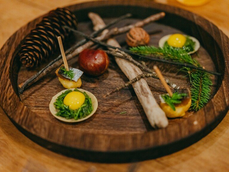 「奥只見の森」と名付けられた盛り合わせ。ほんのり苦味のあるアケビの新芽、身欠きにしんは、この土地でよく食されるもの。黒い小枝に見えるのは、高山植物の松の葉をスティック状にしたもの。