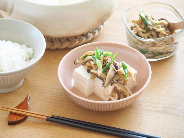 温めた豆腐を器に盛り付け、きのこソースをかけて完成。