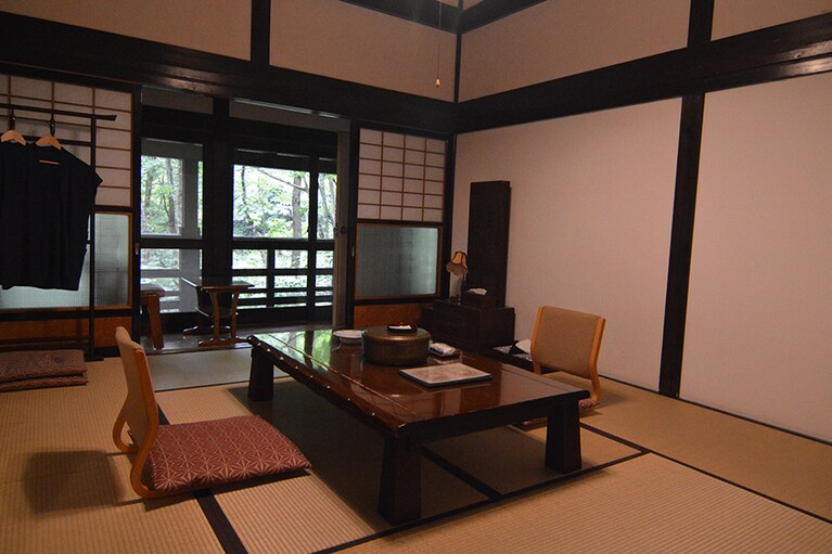 鶴の湯別館山の宿［秋田／乳頭温泉郷］客室 離れ棟特別室(和洋室)。