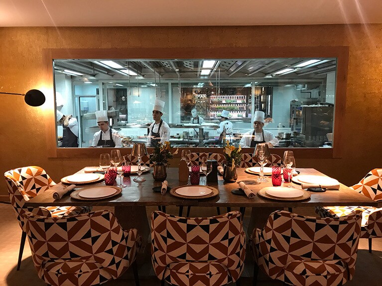 キッチンを眺めることができるテーブルは特等席だ。