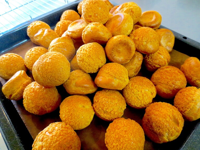 シュークリームは、注文があってからクリームを詰める。