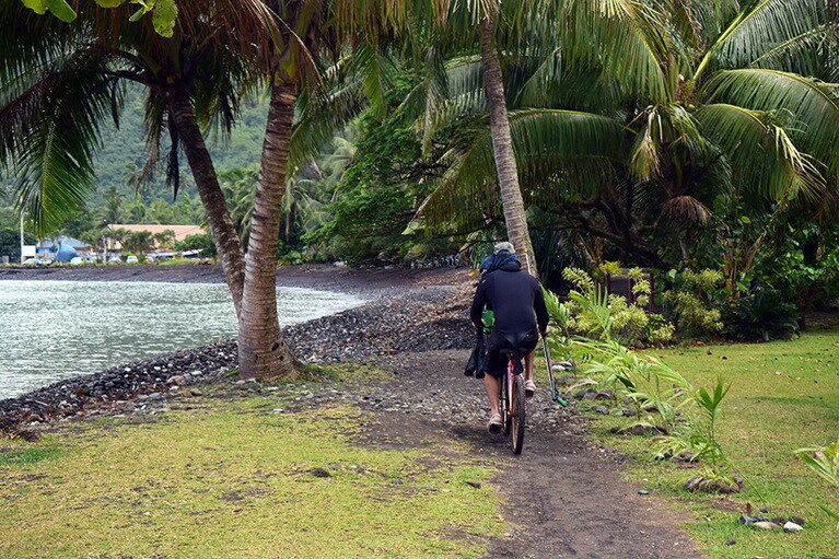 スノーケリングで食べる分だけ魚を調達したら、家路につく。タヒチイチで見かけたローカル。