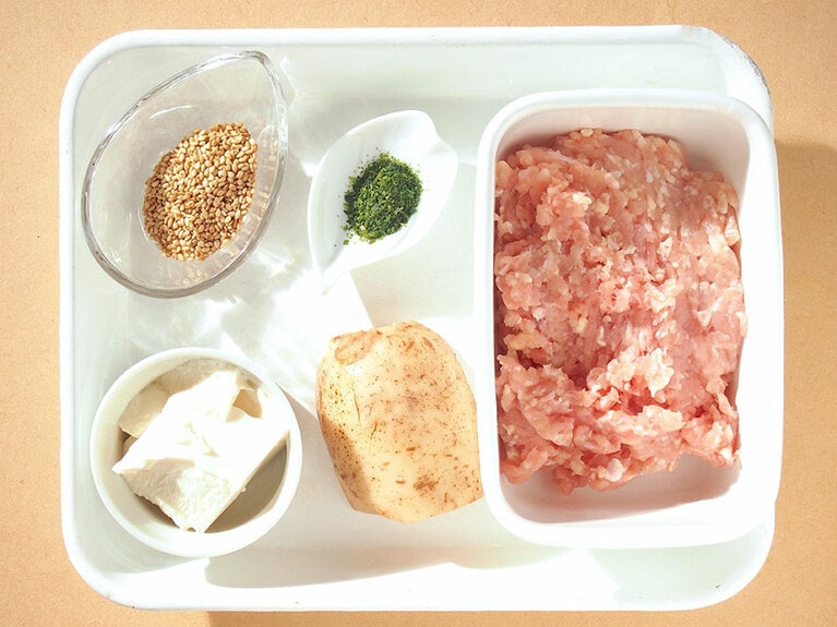 鶏もも挽き肉：200g ／絹ごし豆腐：50g ／レンコン：50g ／片栗粉：10g ／白炒りごま：大さじ1 ／青のり：適量 。［A］ ／醤油：小さじ1と1/2 ／みりん：小さじ2 ／塩：少々 ／味噌：小さじ1 ／調理酒：小さじ2。