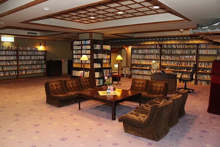 雪国の宿 高半［新潟／越後湯沢温泉］図書ラウンジ。