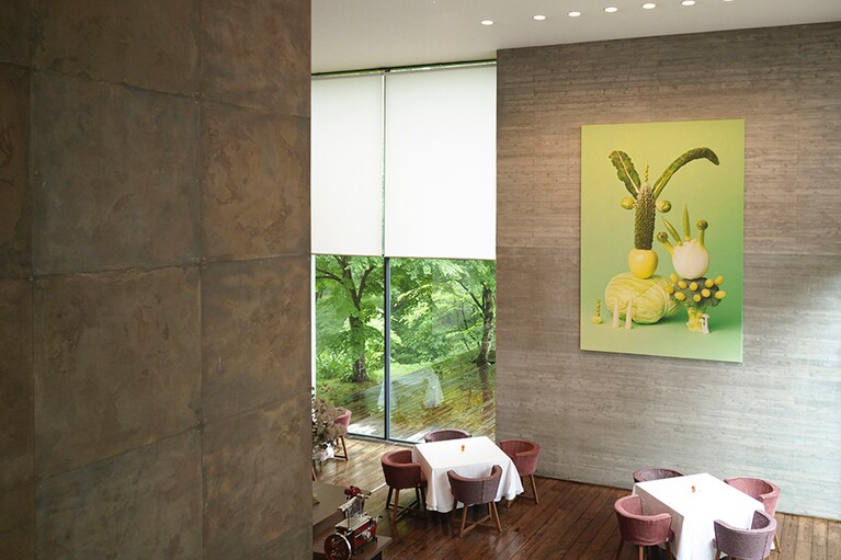 ゆったりと間隔を取って配置されたテーブル席。大きくとられた窓からの景色もごちそう。