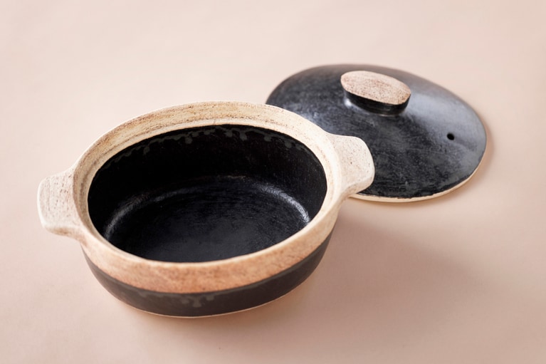 鍋の内側にも釉薬がかかっているので、土鍋ご飯も映える。