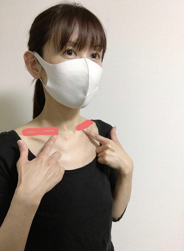 先に、わきの下と鎖骨の上のくぼみ(写真で色をつけた辺り)を人差し指から小指までの4本の指でくるくると円を描くように優しくほぐす。