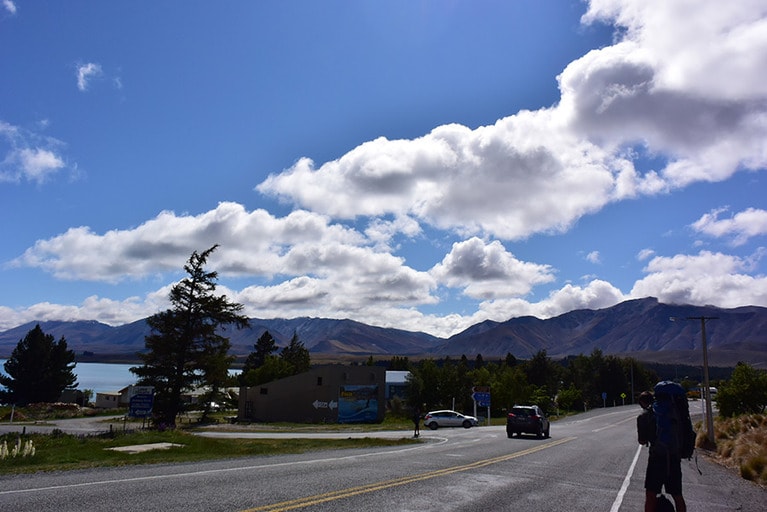 中心地を少し離れると、何もないレイク・テカポの町。