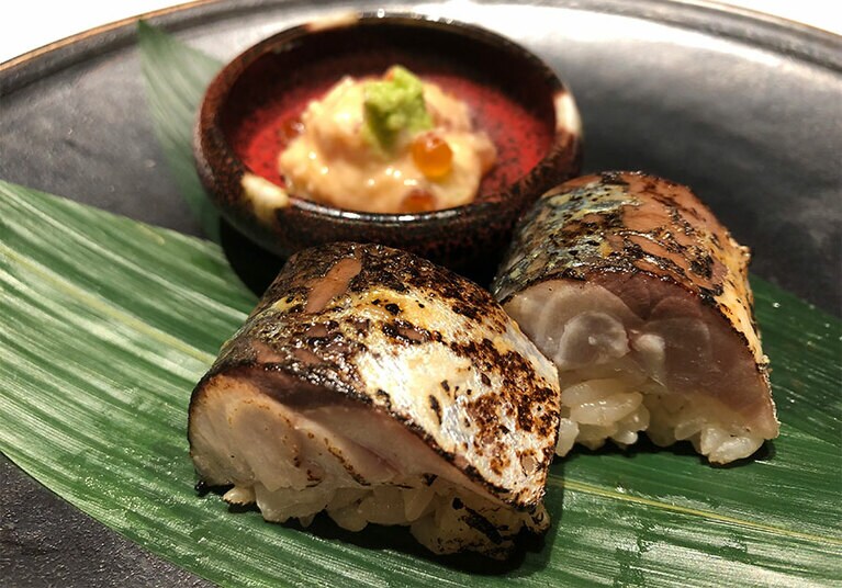 八海山の酒粕につけた鯖の炙り棒寿司 2,000円(アラカルト1人前2貫)／つきじ鈴富