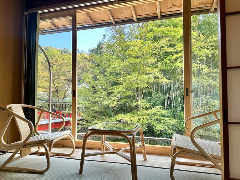 有形文化財「花の棟」から望む景色は「日本ならでは」と外国人観光客から人気。