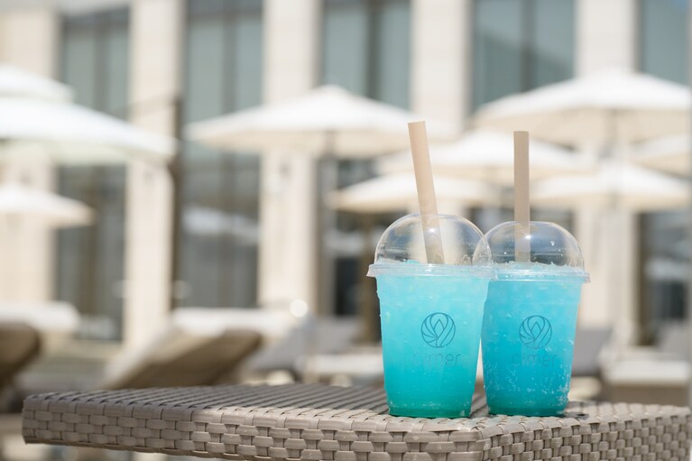 写真映えする鮮やかなブルーのドリンク。暑い日には爽快感たっぷり。